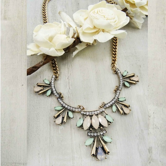 Jewelry - Elegant peach and mint statement necklace
